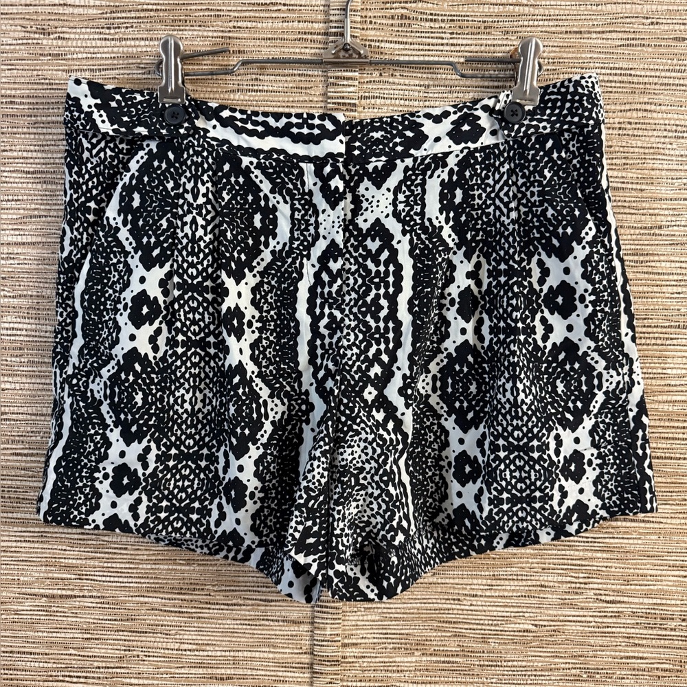 Ann Taylor Shorts Loft Snakeskin Print Pleated Chino Pockets Black & White 8